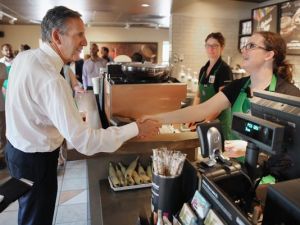 635723161675547989-howardschultz